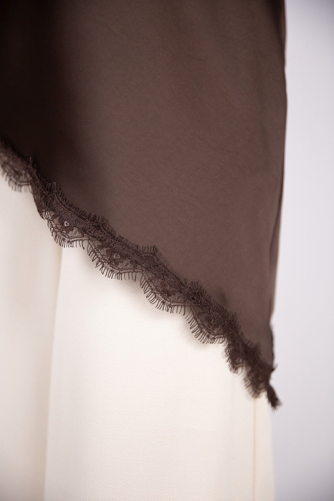 Motel diffusione moda blusa asimmetrica e bimaterica pizzo e satin