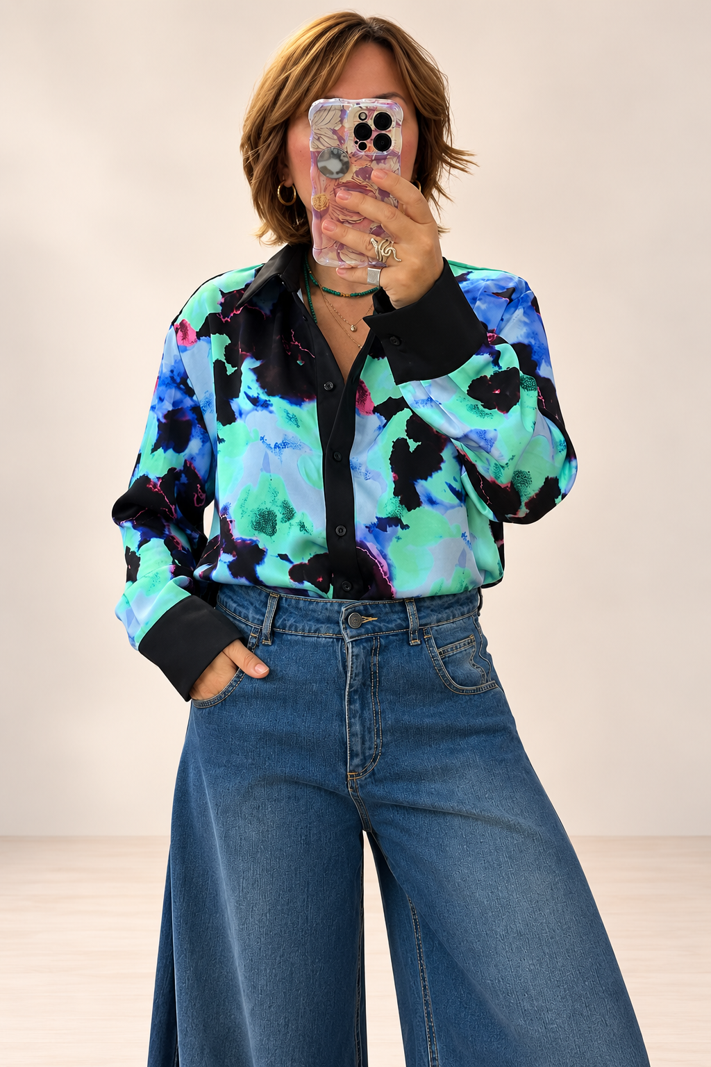 Tensione in camicia fantasia con bordi a contrasto