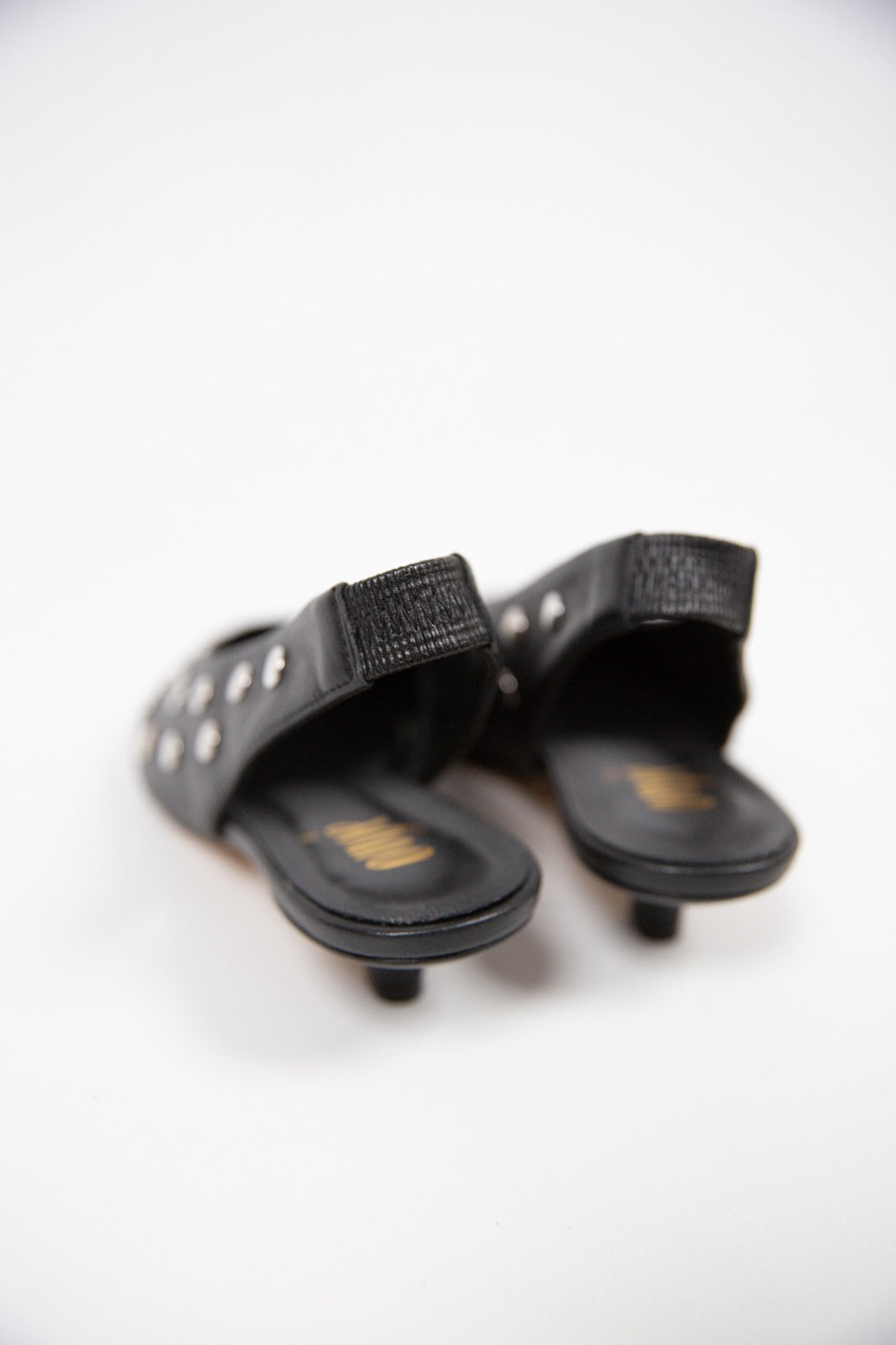 Ovyè Slingback nera con borchie