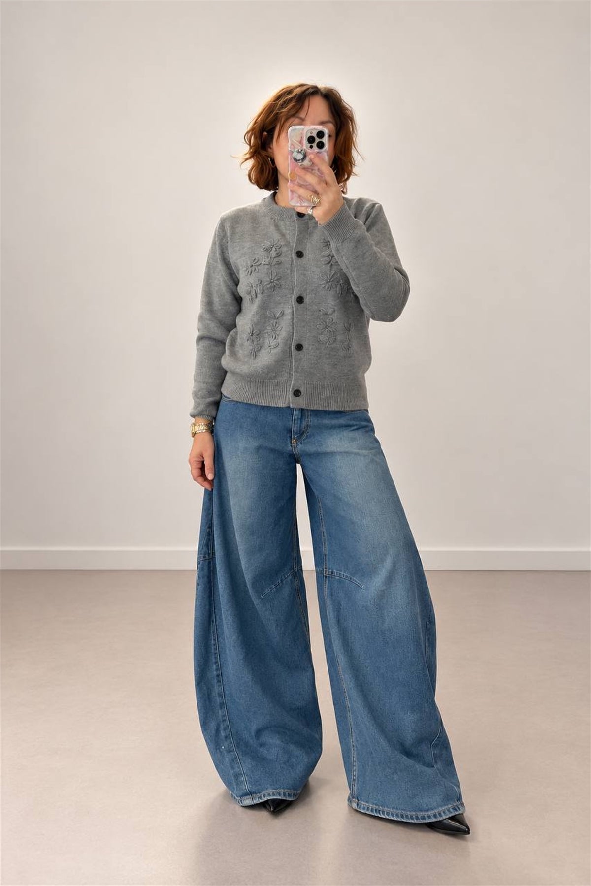 Cardigan grigio con fiori ricamati indossato, vista frontale intera