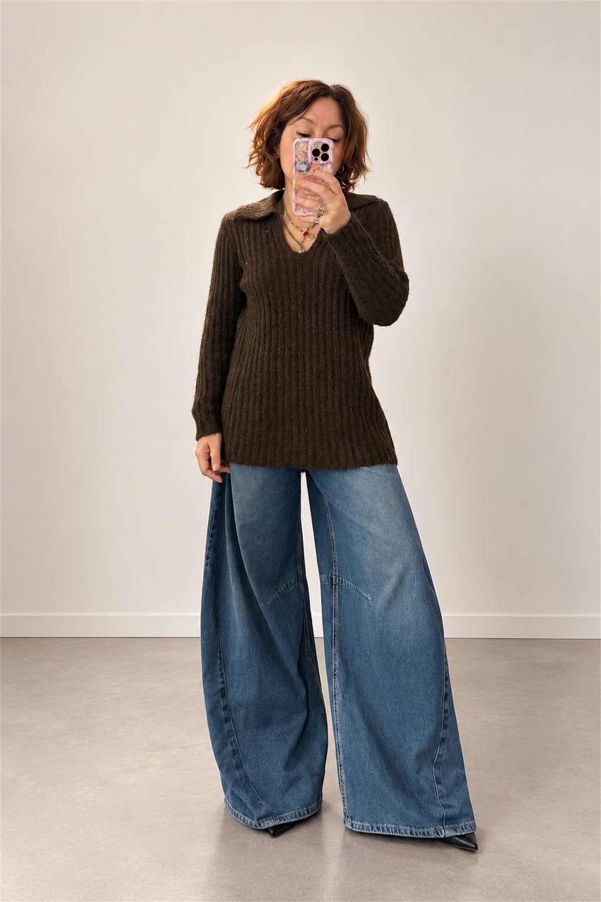 Maglione marrone cioccolato indossato, vista frontale a figura intera