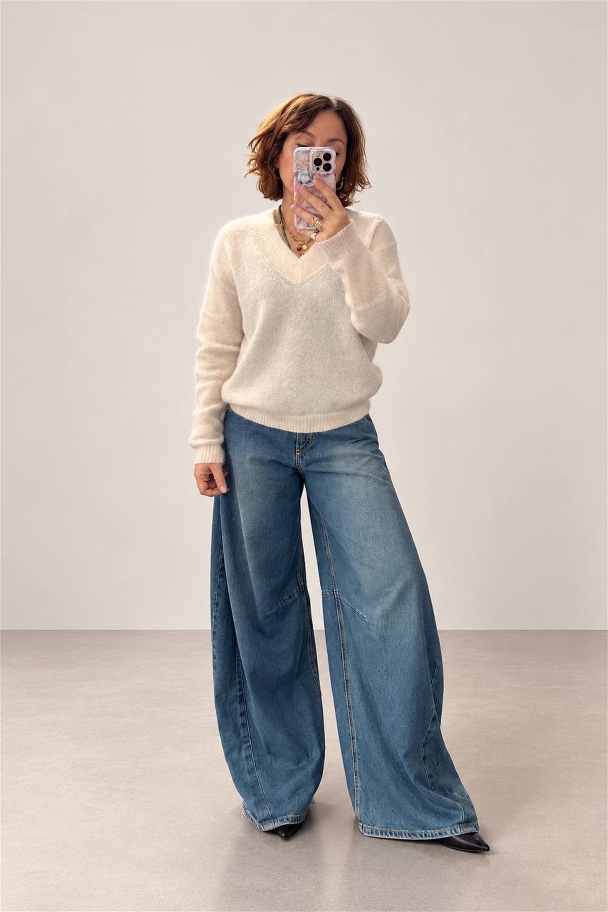 Maglione rosa baby in misto mohair indossato con jeans a gamba larga, vista frontale