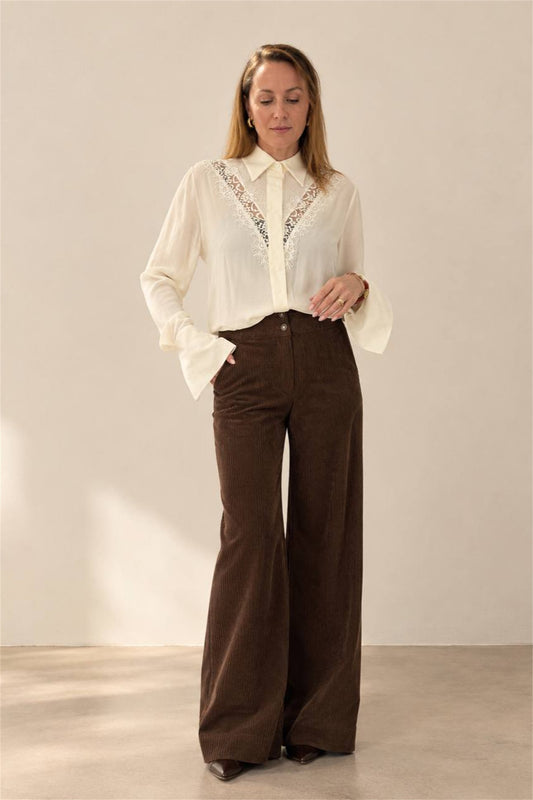 Camicia panna in viscosa con pizzo indossata, vista frontale