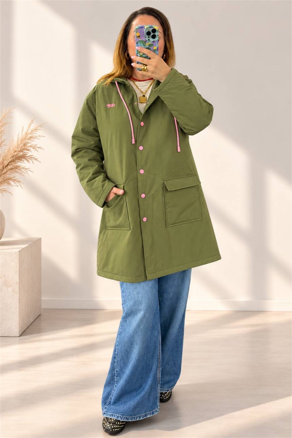 Parka verde militare indossato, vista frontale con jeans ampio