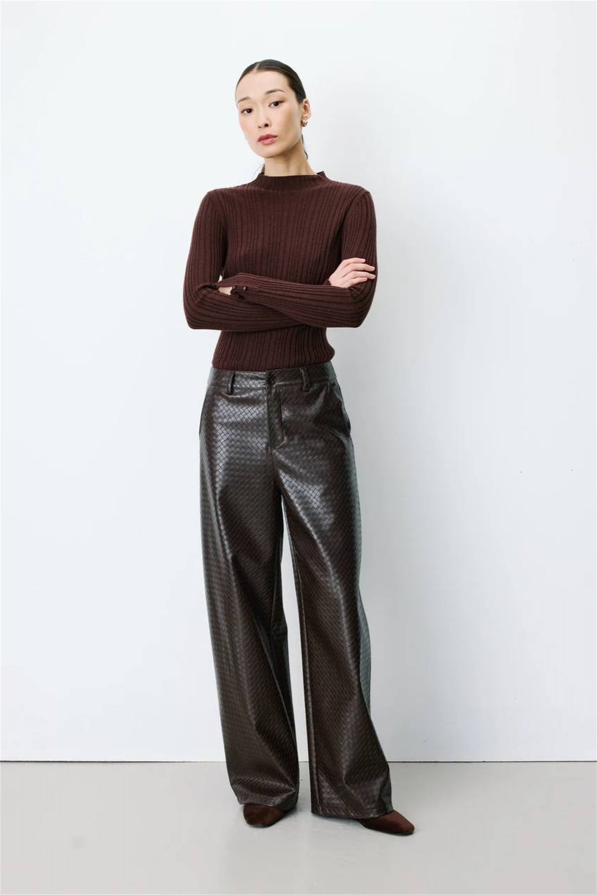 Pantalone in ecopelle intrecciata cioccolato indossato, vista fronte