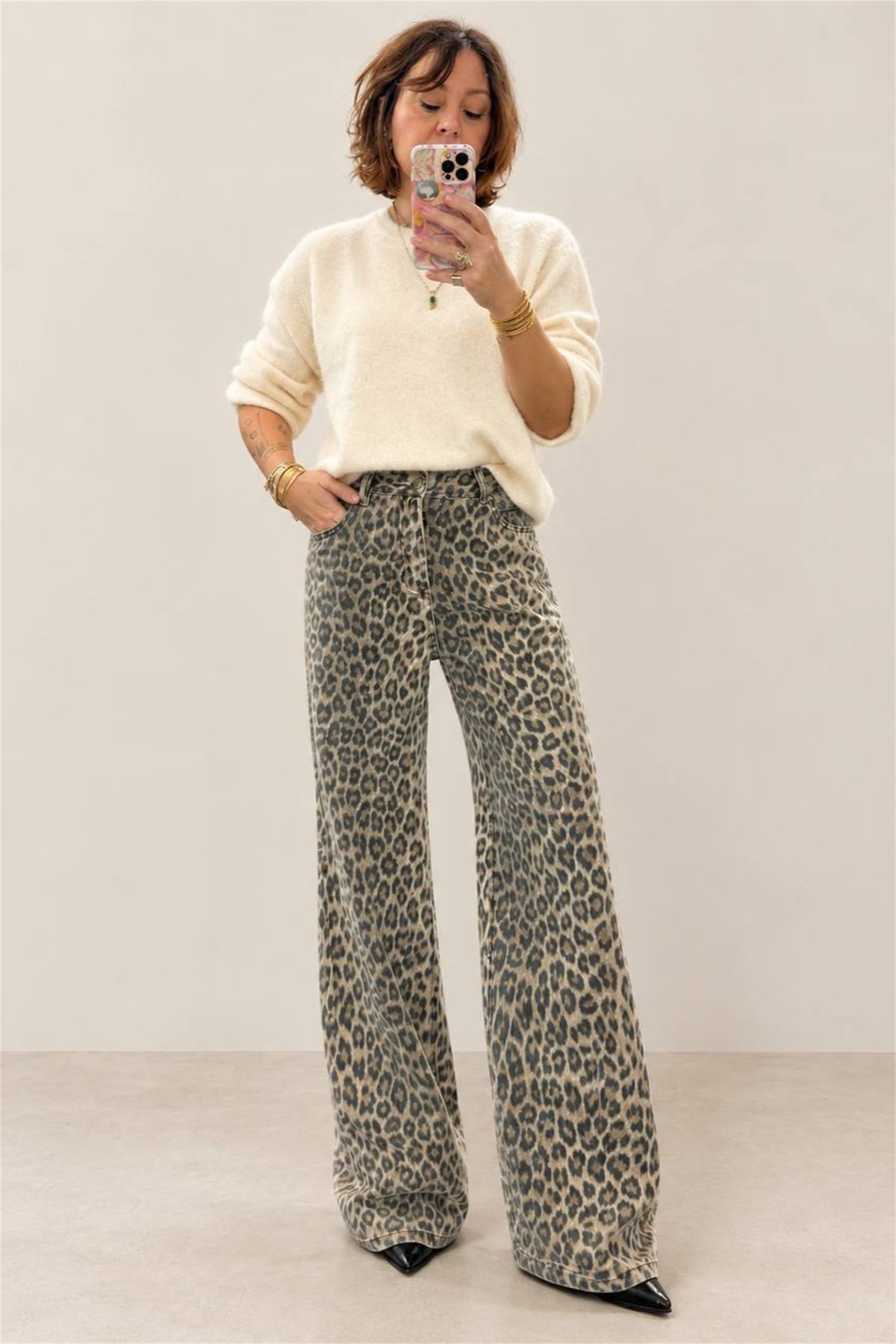 Pantalone palazzo animalier indossato, vista frontale intera