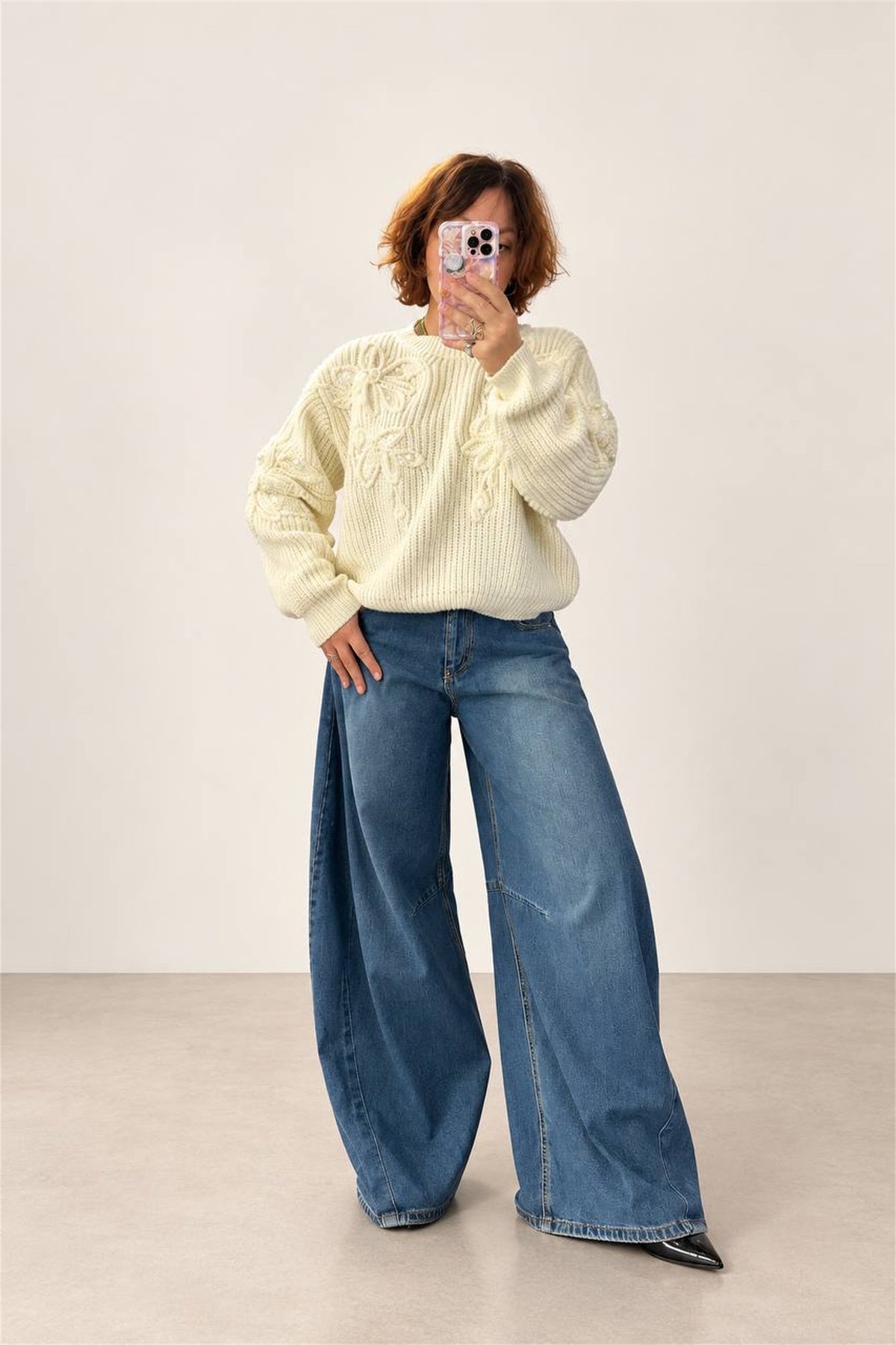 Maglia Kaos color panna indossata, vista frontale con jeans