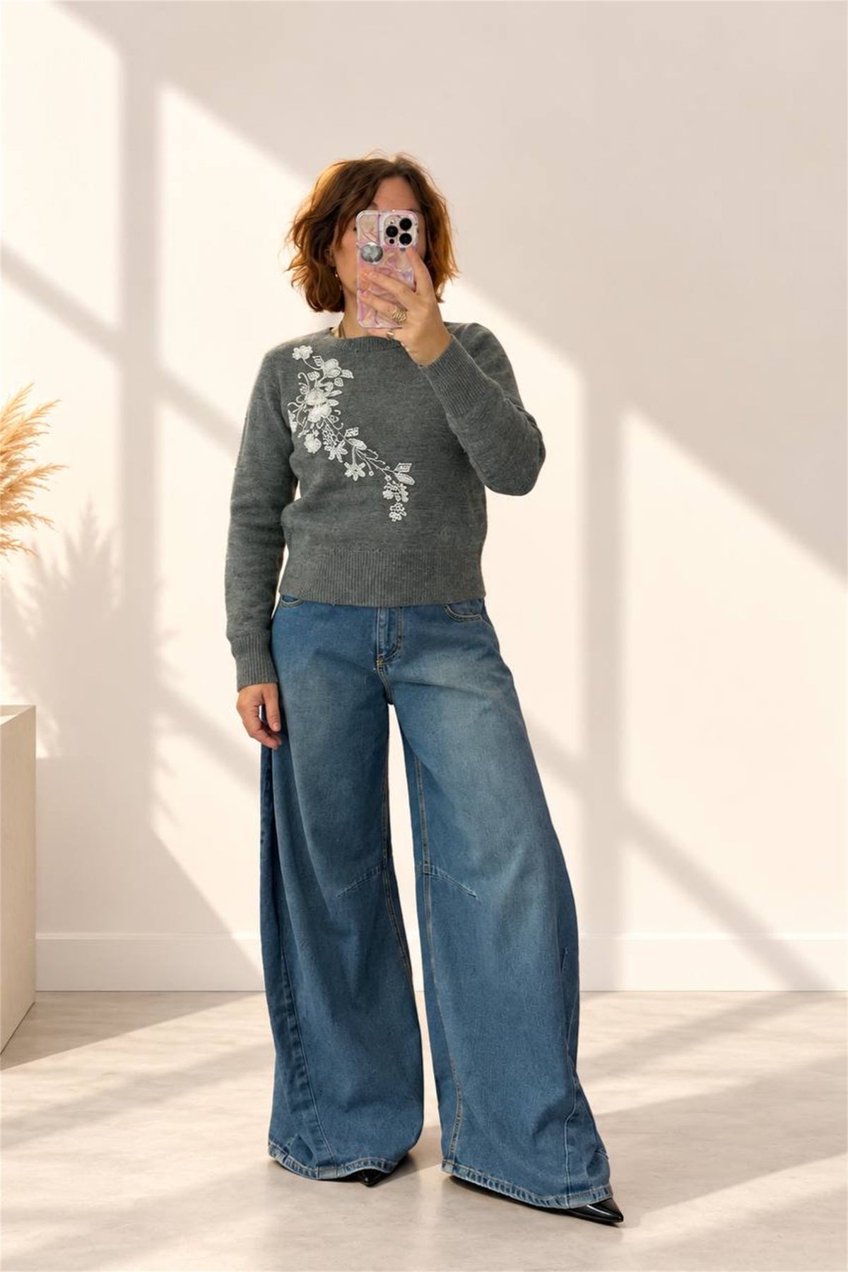 Maglia grigia Wild Pony con ricamo di perline indossata su jeans ampi, vista frontale intera