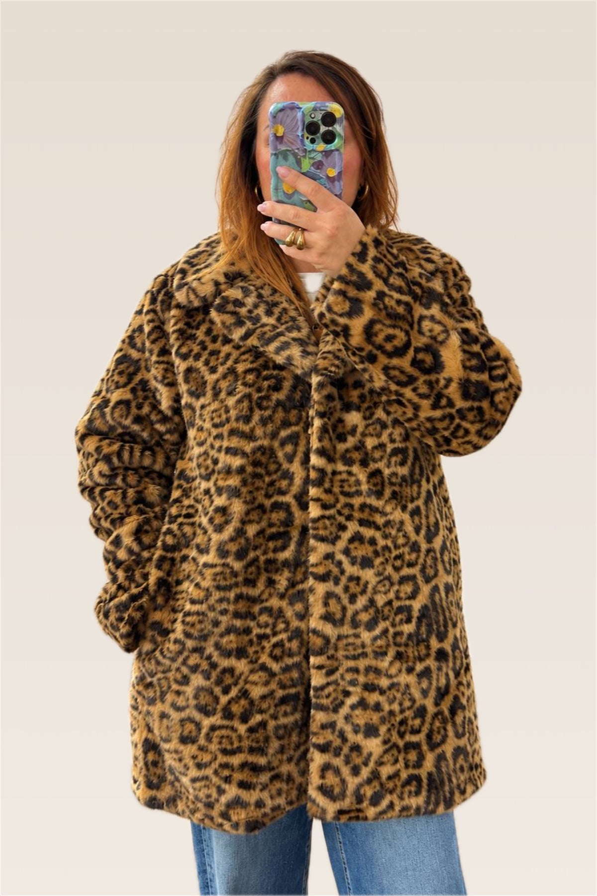 Cappotto animalier eco fur indossato, vista frontale con chiusura