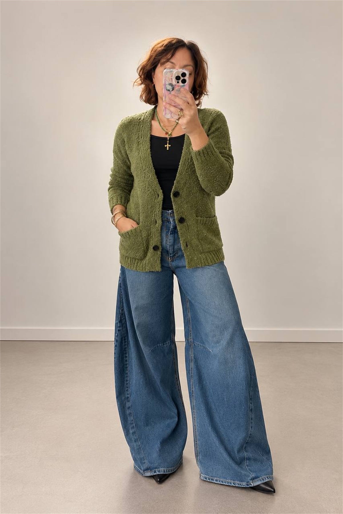 Cardigan verde militare in bouclé indossato con jeans ampi, vista frontale