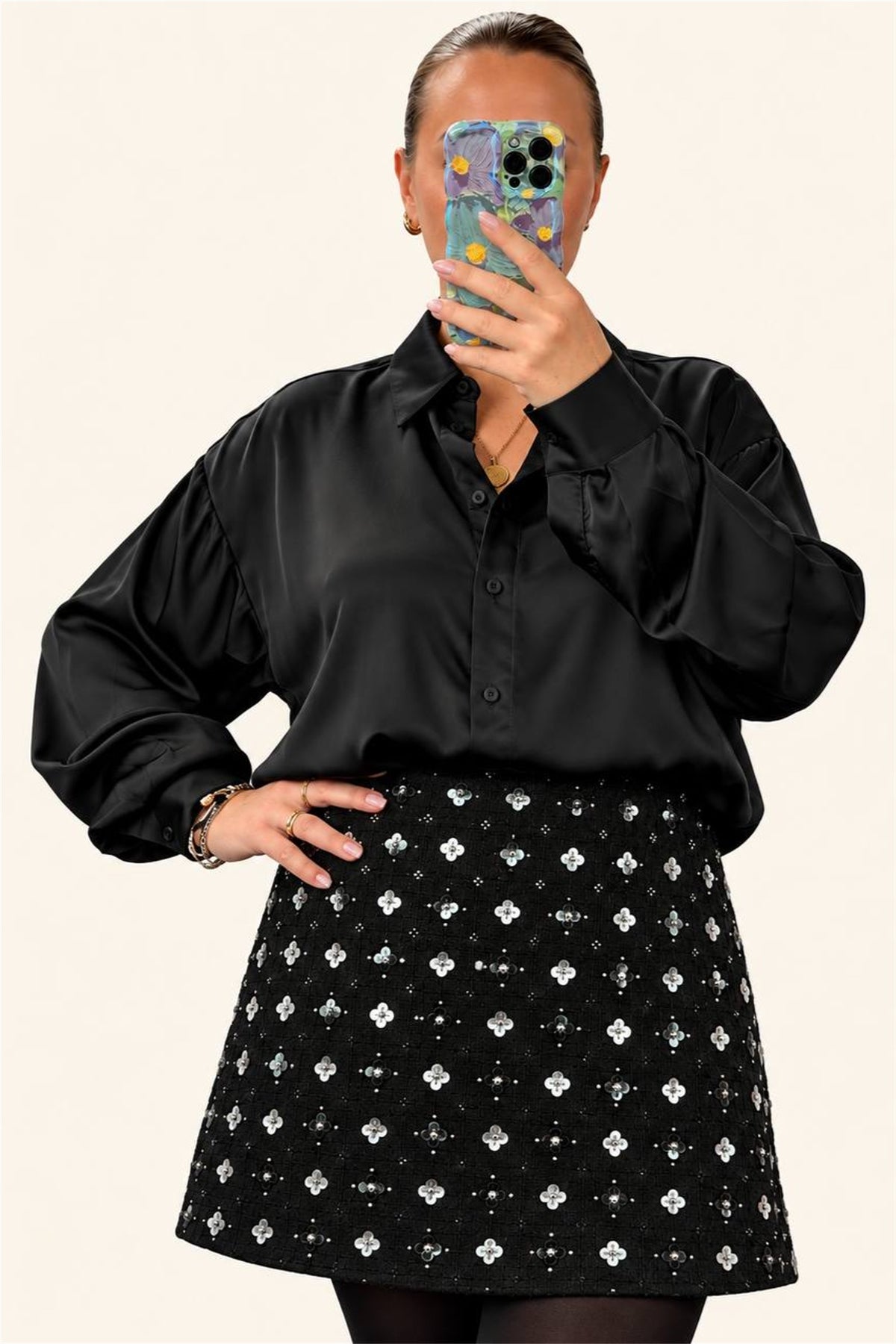 Camicia nera in viscosa indossata, vista frontale con gonna
