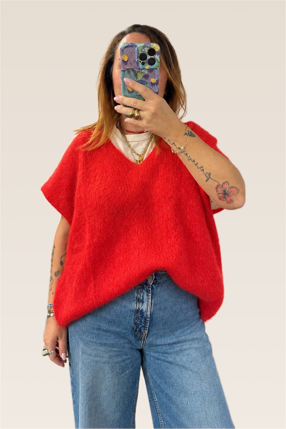 Gilet rosso oversize indossato con jeans a vita alta, vista frontale