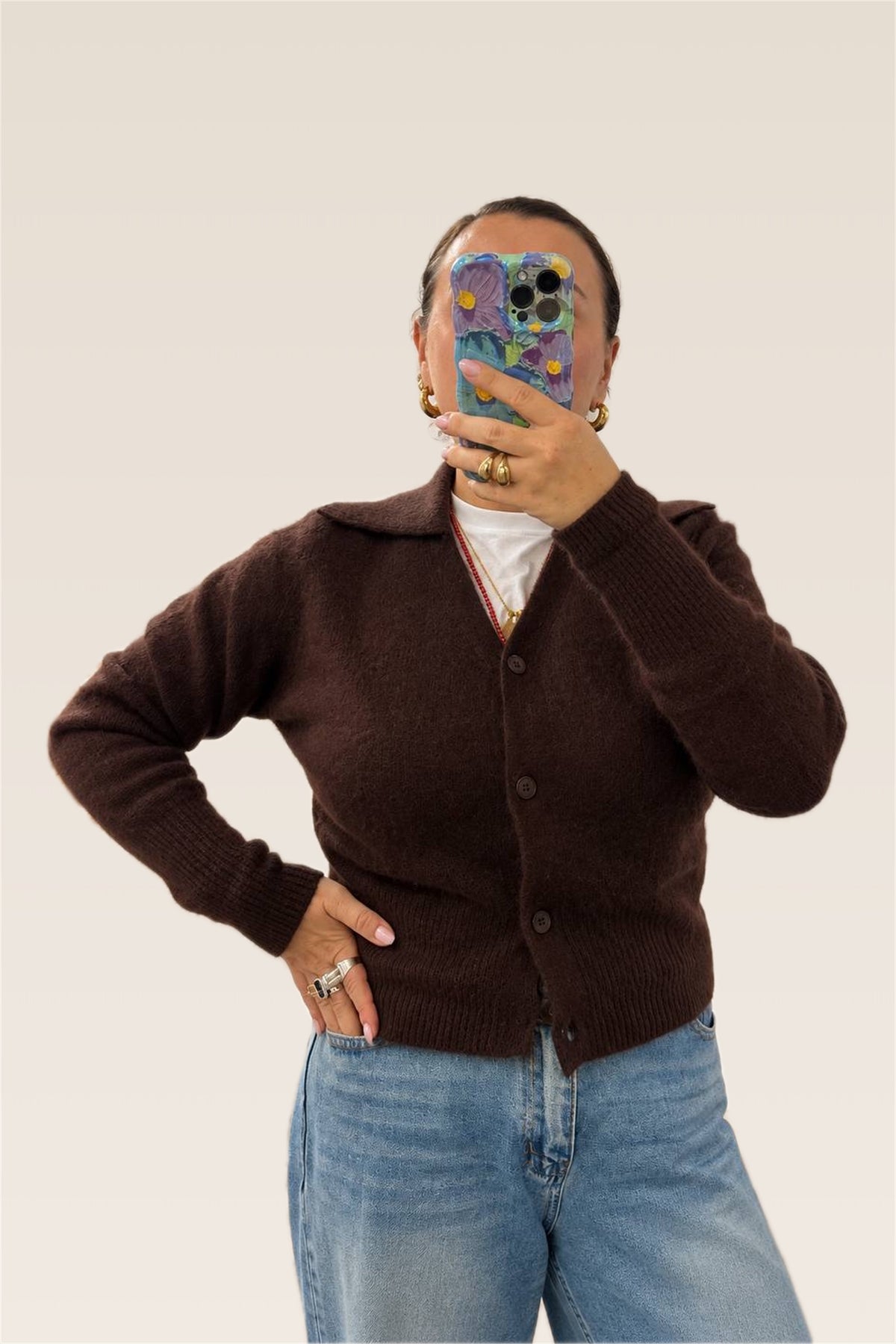 Cardigan marrone in lana con collo a polo indossato, vista frontale