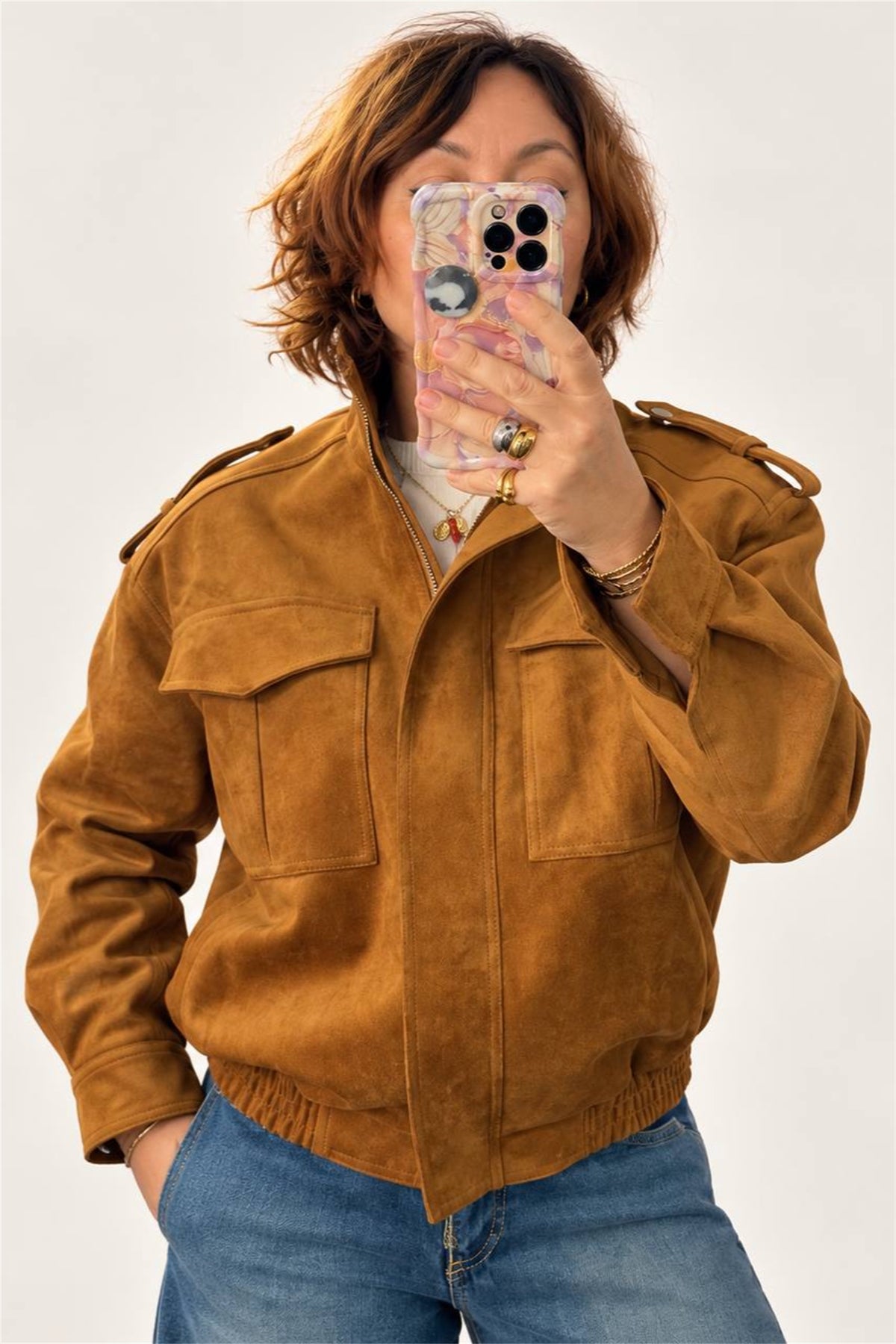 Bomber cammello in ecodaino indossato, vista frontale