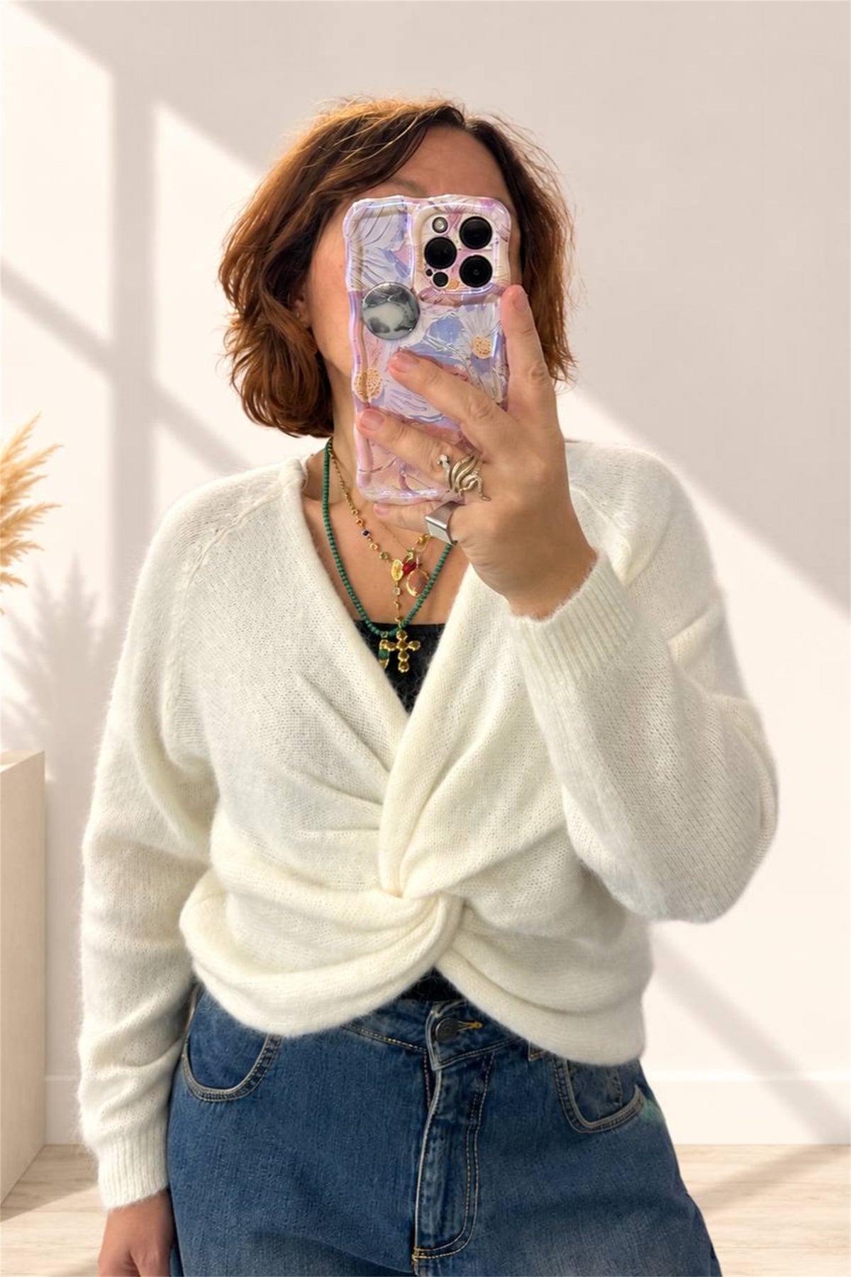 Maglia panna con nodo frontale, dettaglio dello scollo a V