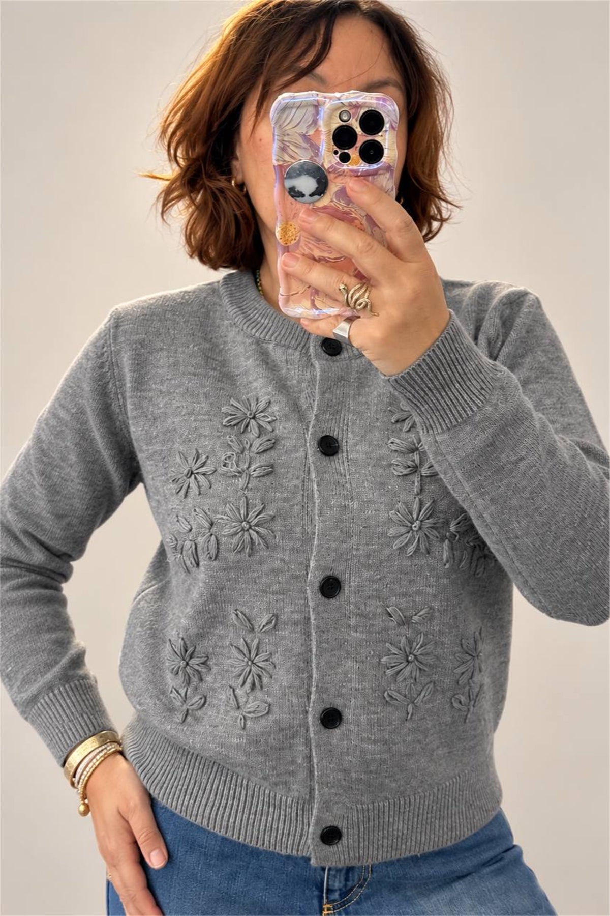 Cardigan grigio con fiori ricamati, dettaglio del ricamo sul petto