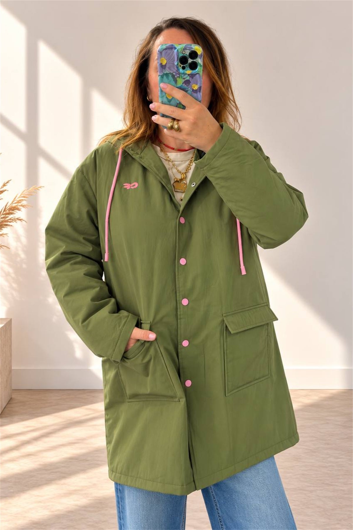 Parka verde militare indossato, vista frontale a mezzo busto