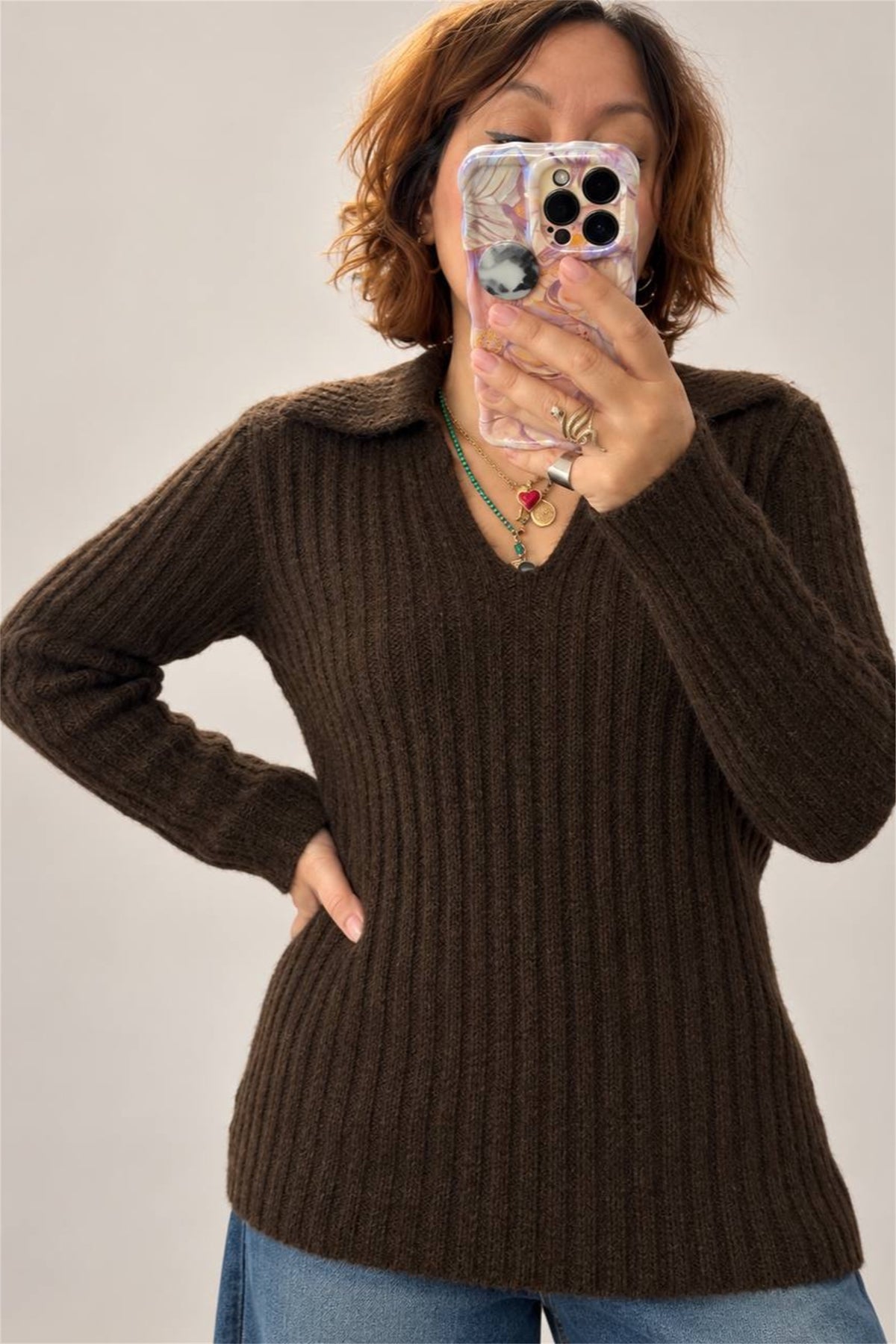 Maglione marrone cioccolato indossato, dettaglio collo a polo e scollo a V