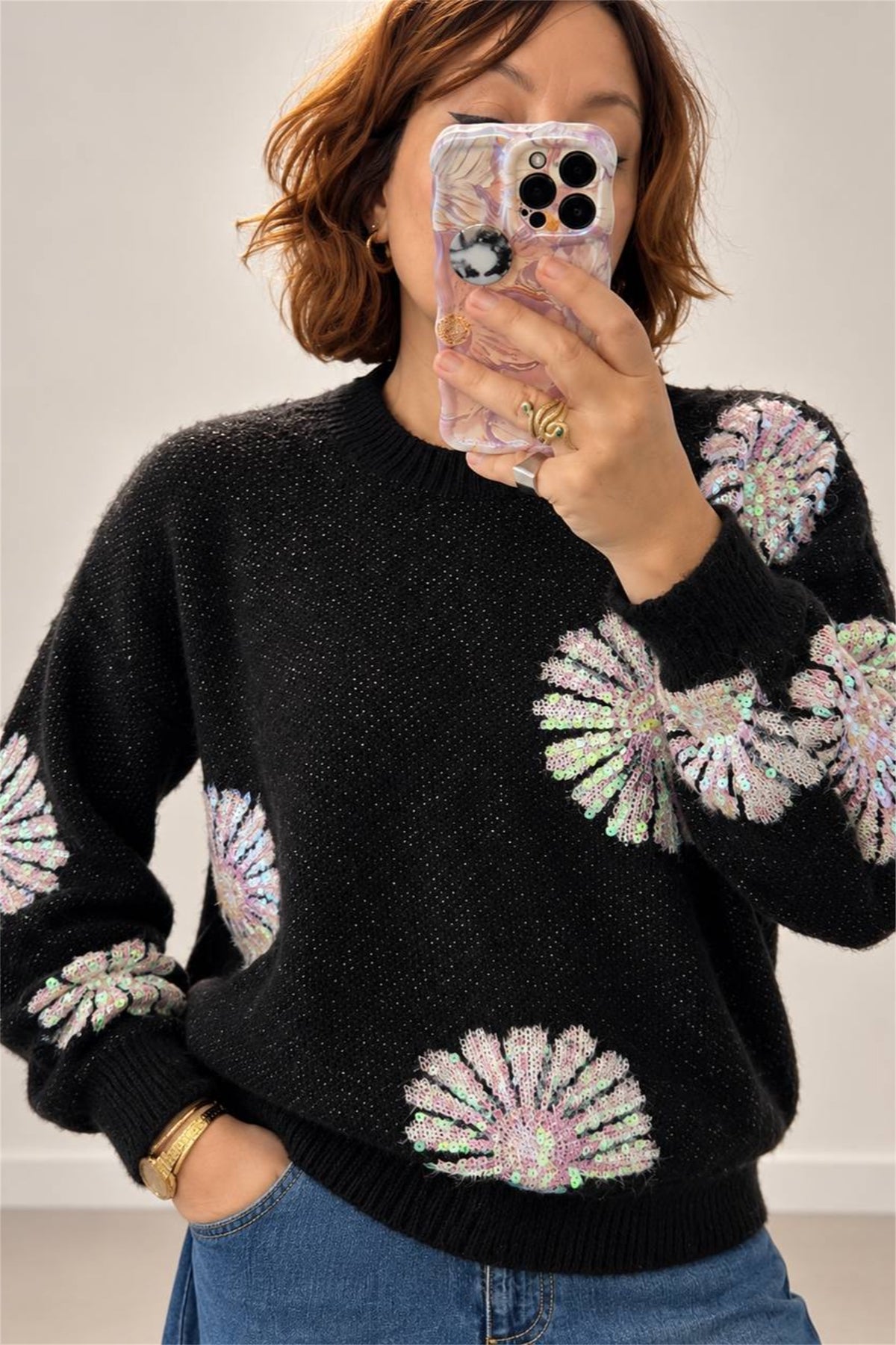 Maglia Kaos nero melange con ricamo di margherite, dettaglio su spalle e maniche