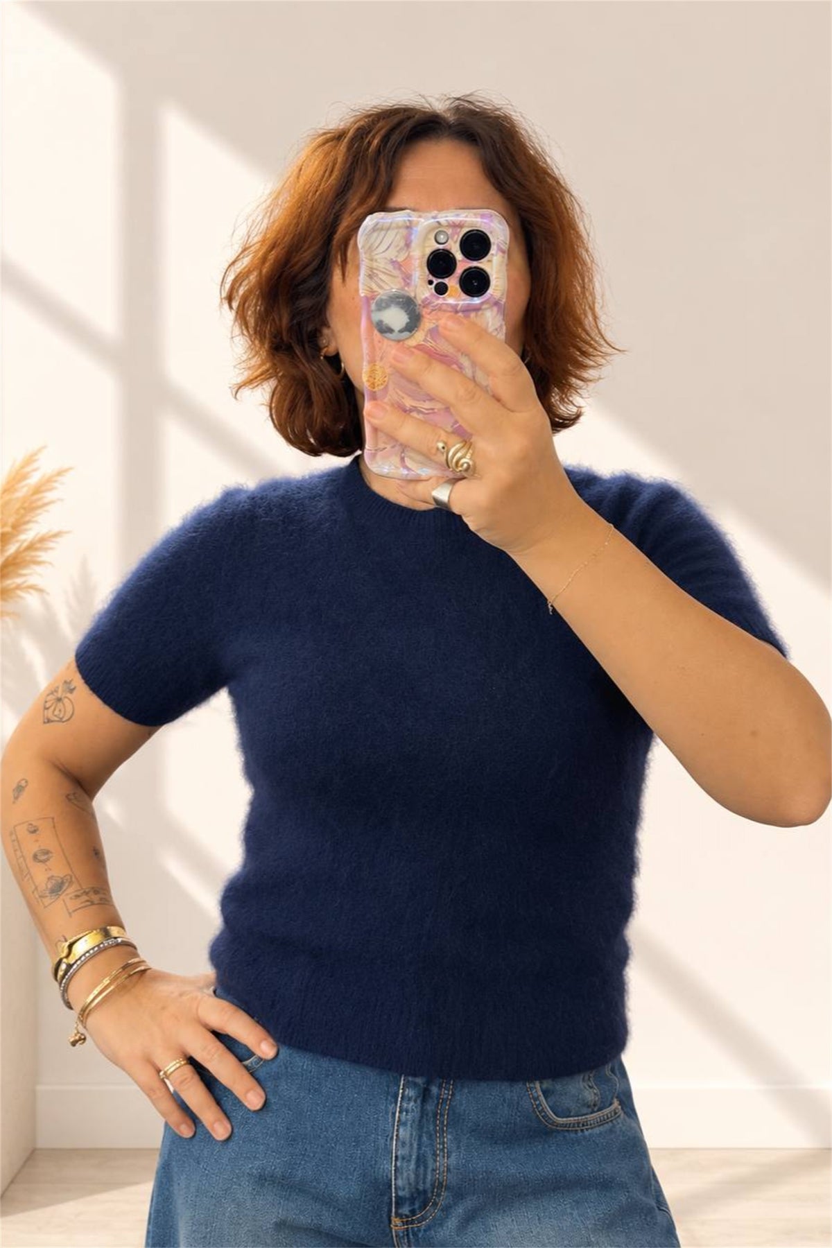 Dettaglio della maglia blu a mezza manica e scollo girocollo