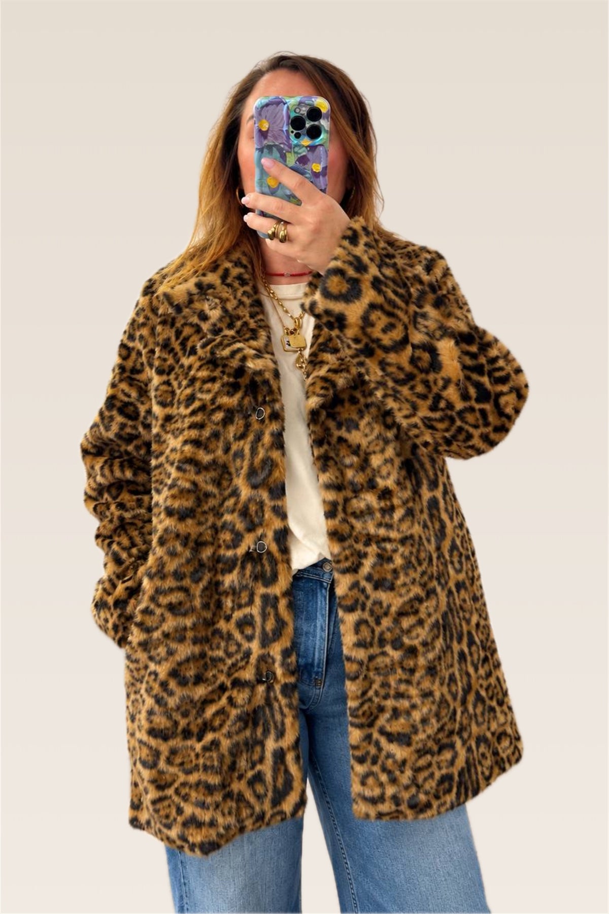 Cappotto animalier eco fur indossato, vista frontale aperta su jeans