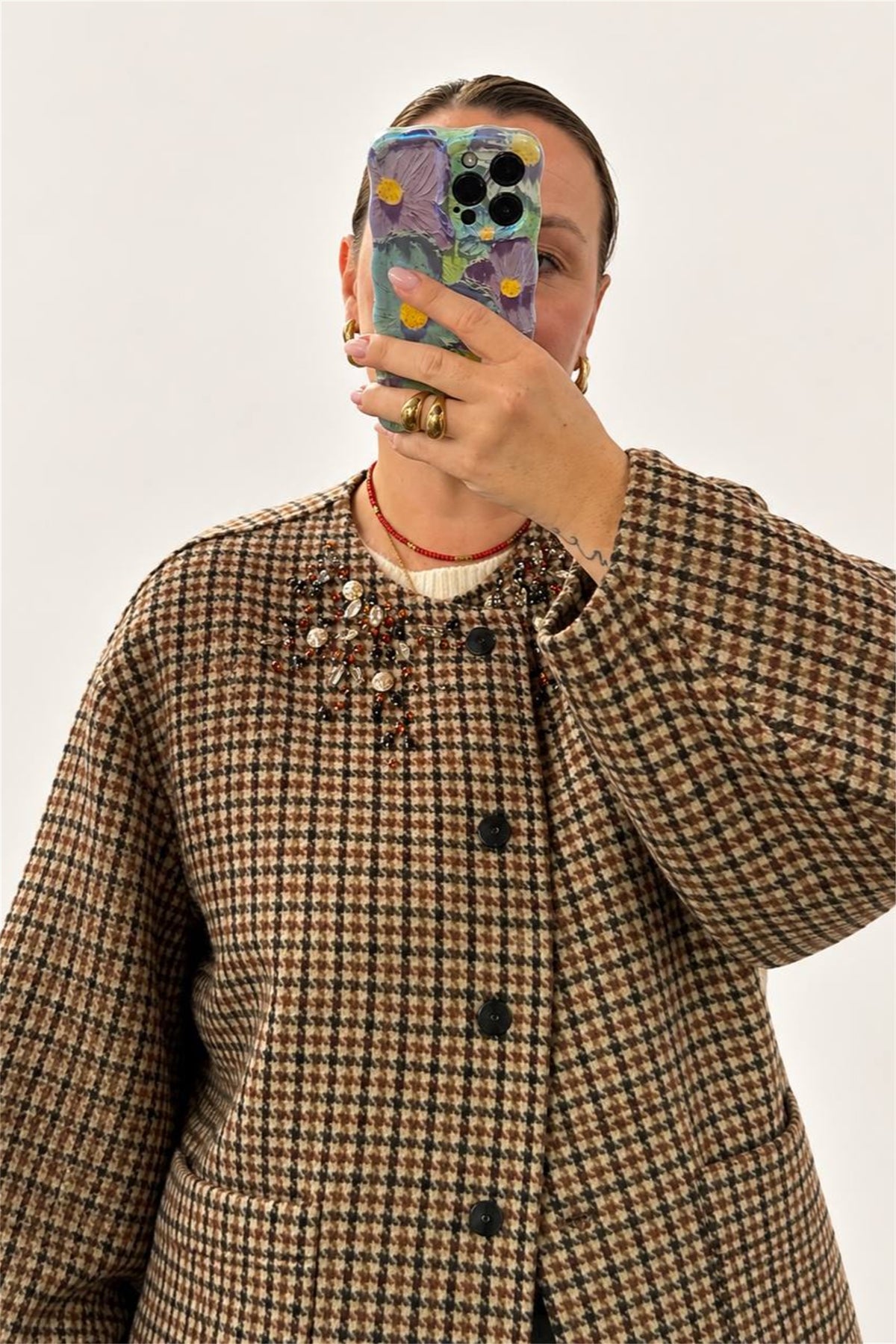 Cappotto a quadretti, dettaglio del collo con decoro cabochon