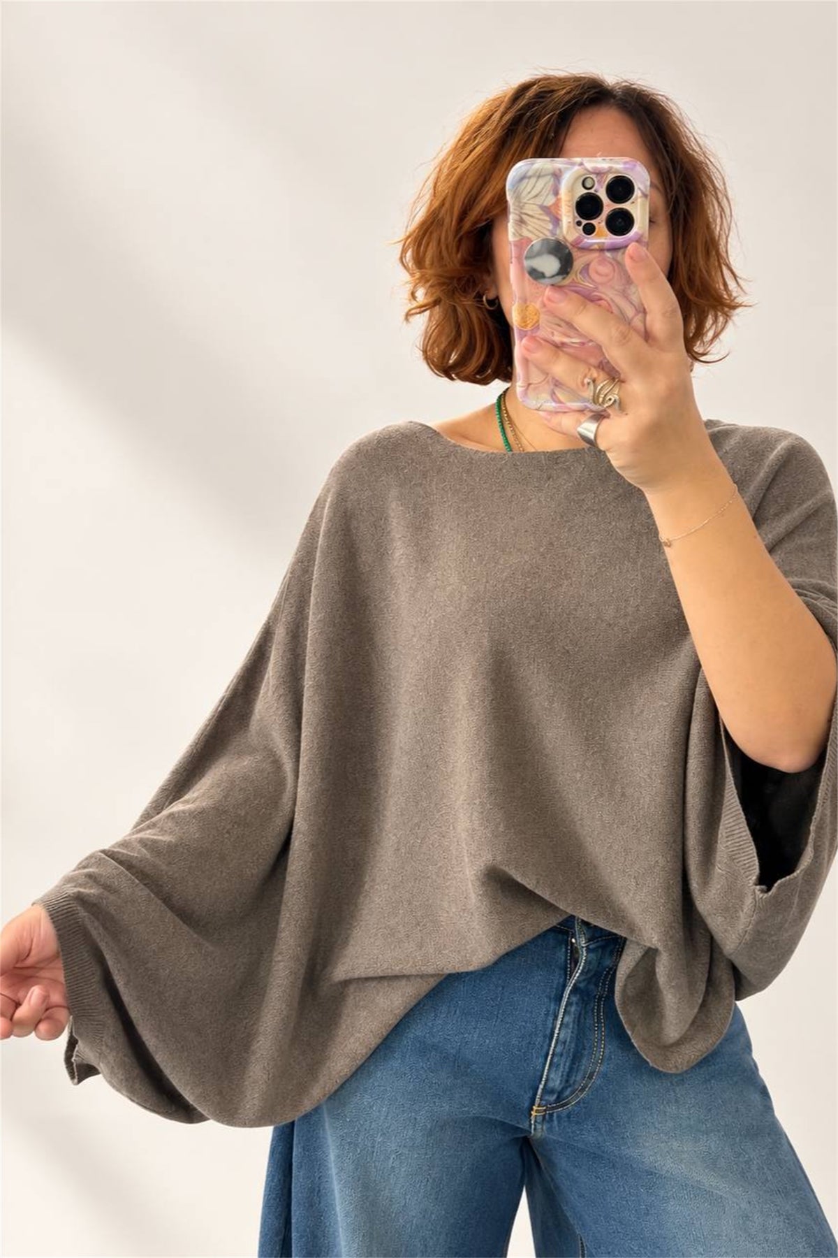 Maglia tortora indossata, dettaglio busto e manica ampia