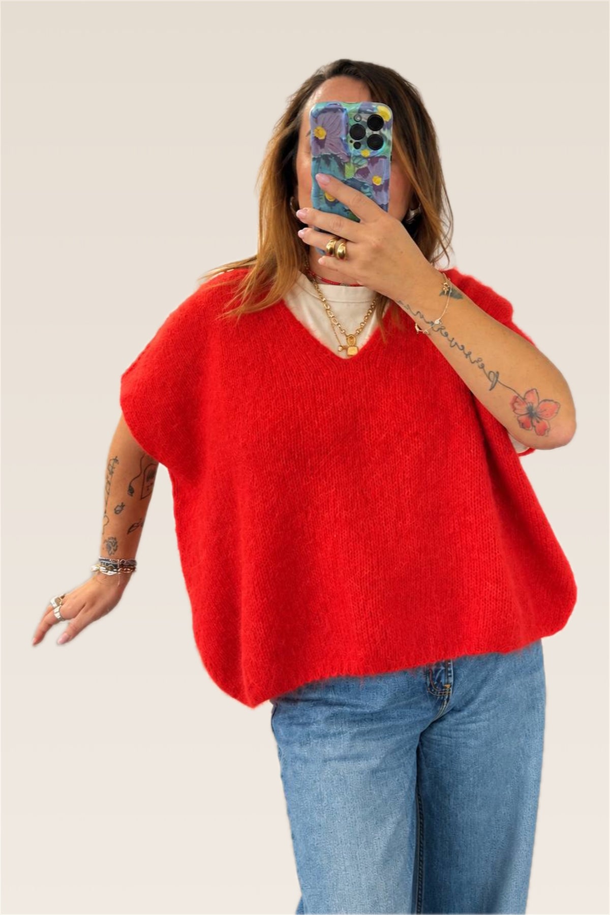 Gilet rosso oversize con scollo a V, dettaglio frontale ravvicinato