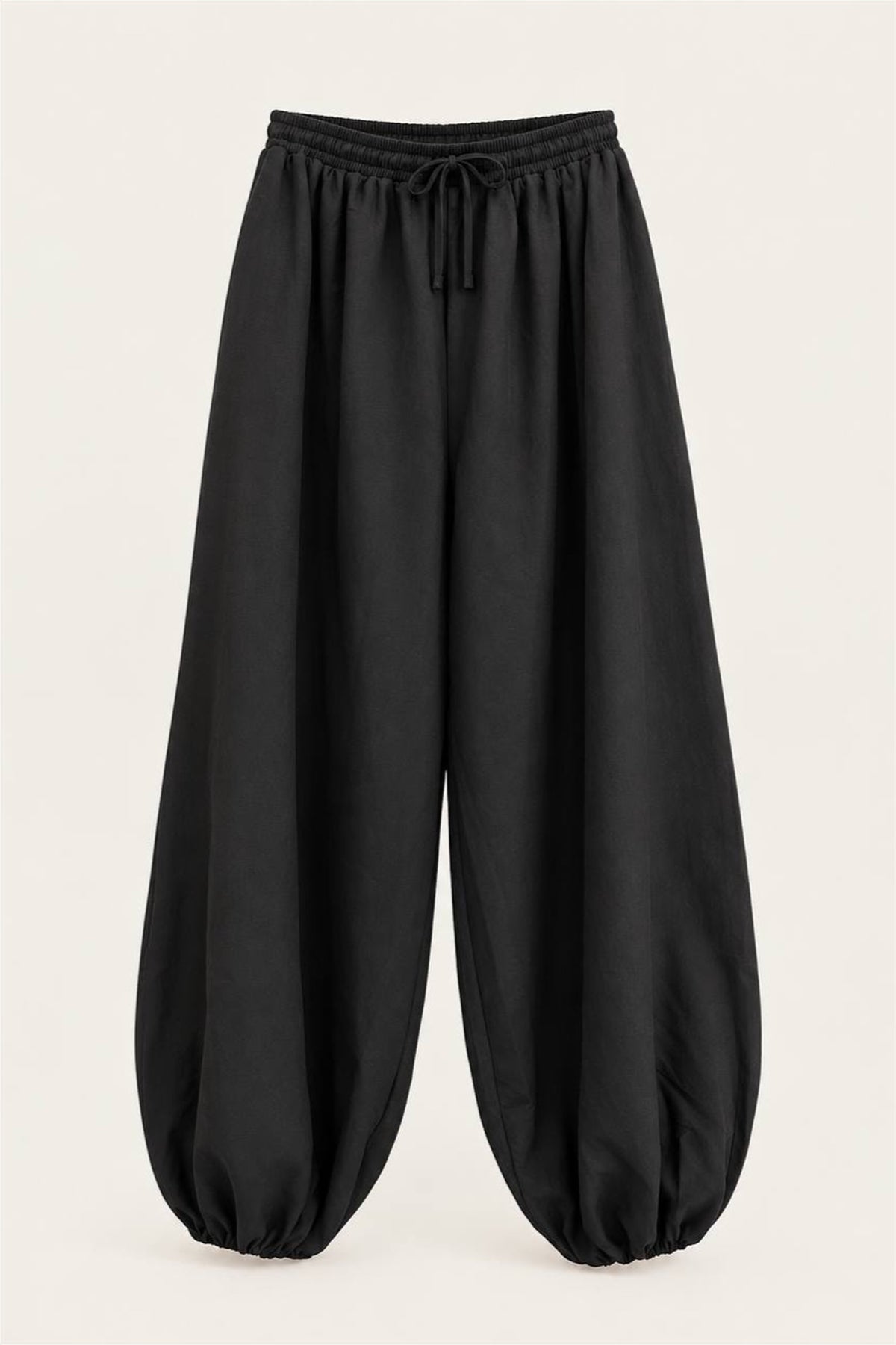 Pantalone jogger nero in viscosa, vista frontale su sfondo neutro