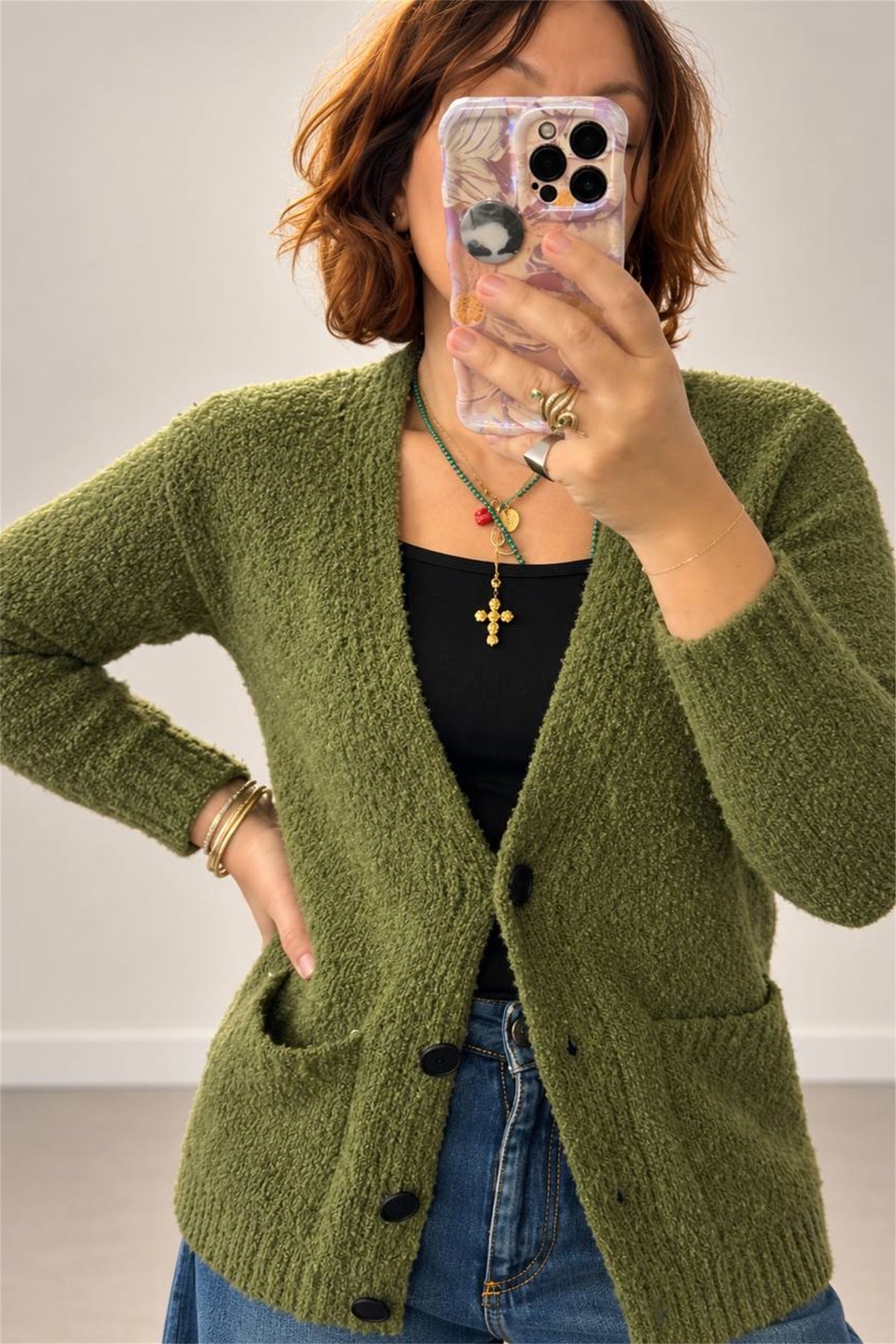 Cardigan verde militare in bouclé, dettaglio bottoni e tasche frontali