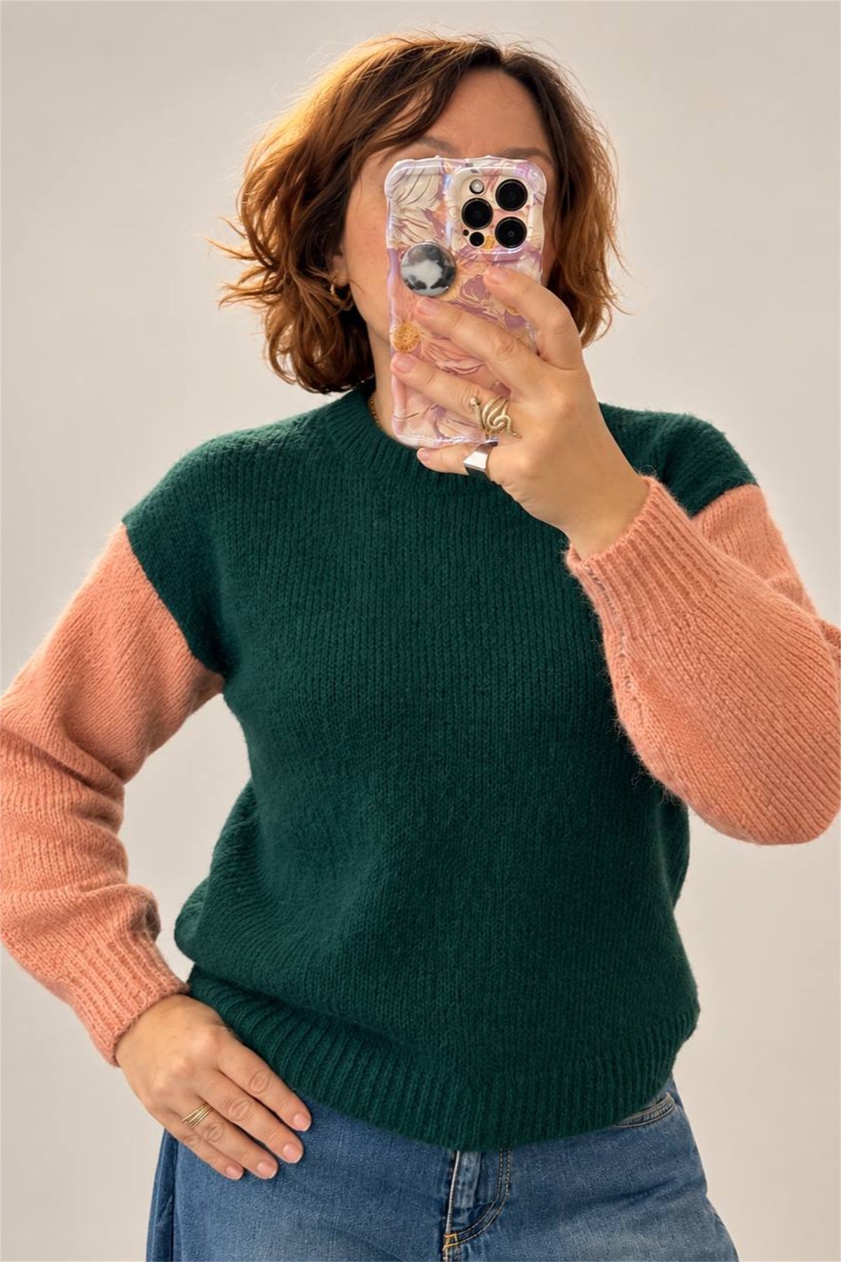 Maglia bicolore verde e rosa indossata, dettaglio del girocollo e delle maniche