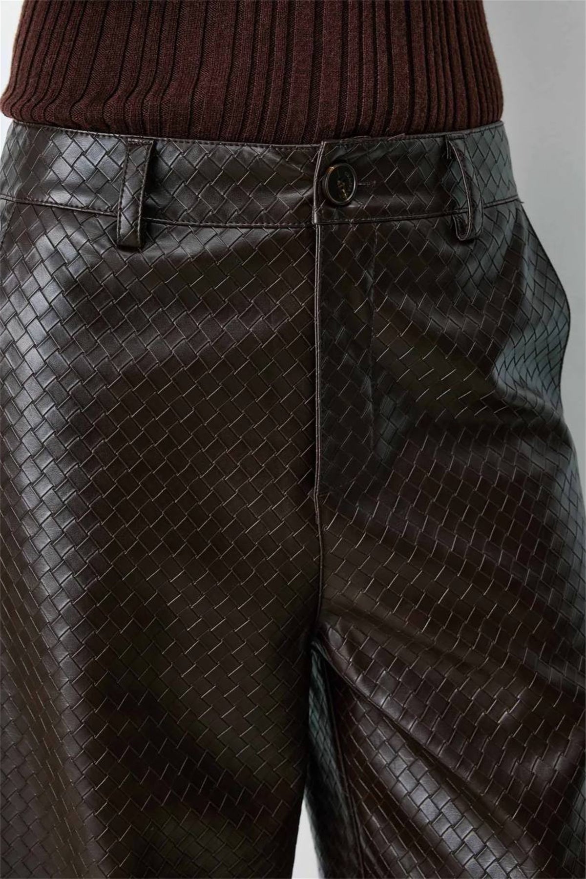 Dettaglio della texture intrecciata e della chiusura con bottone