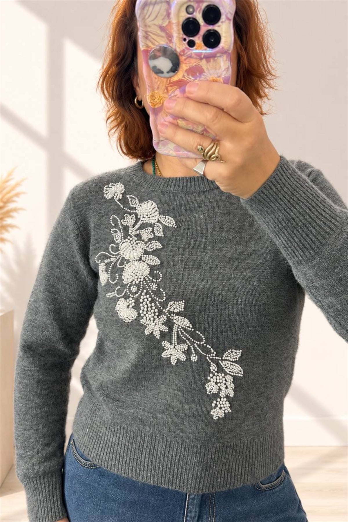 Dettaglio del ricamo floreale di paillettes e perline sulla maglia grigia Wild Pony
