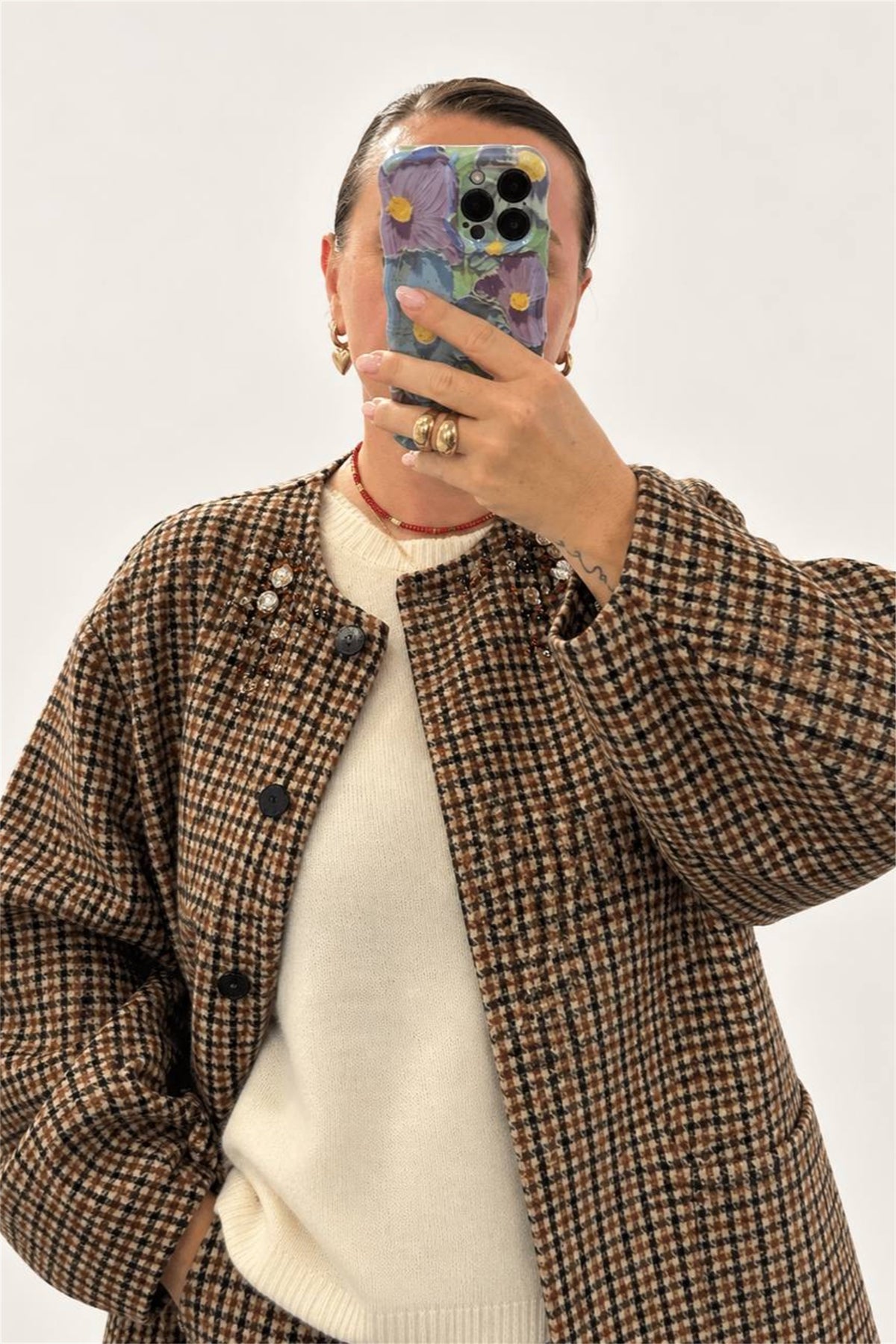Cappotto a quadretti indossato, vista con maglione bianco sotto