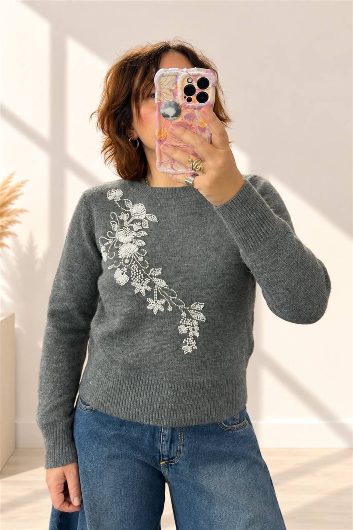 Maglia grigia Wild Pony con ricamo, vista frontale su jeans