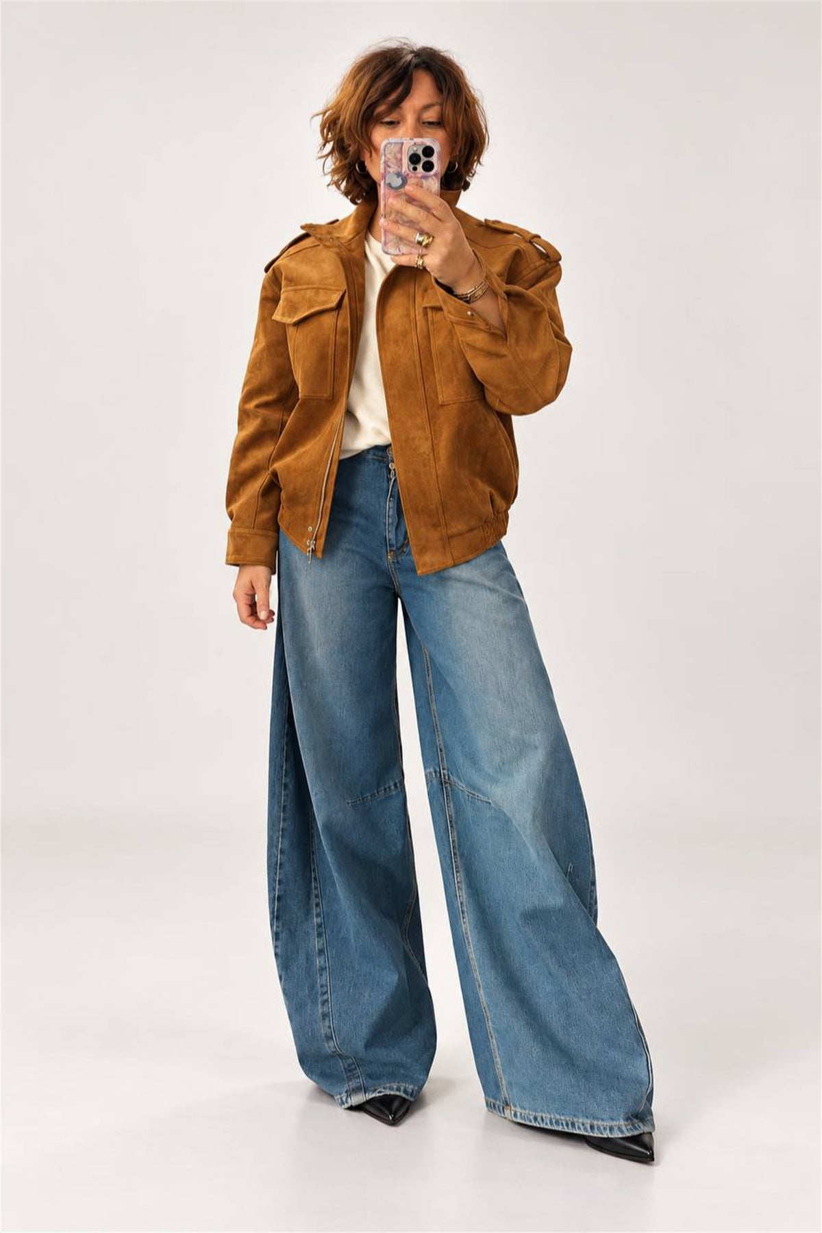 Bomber cammello abbinato a jeans ampio, vista intera