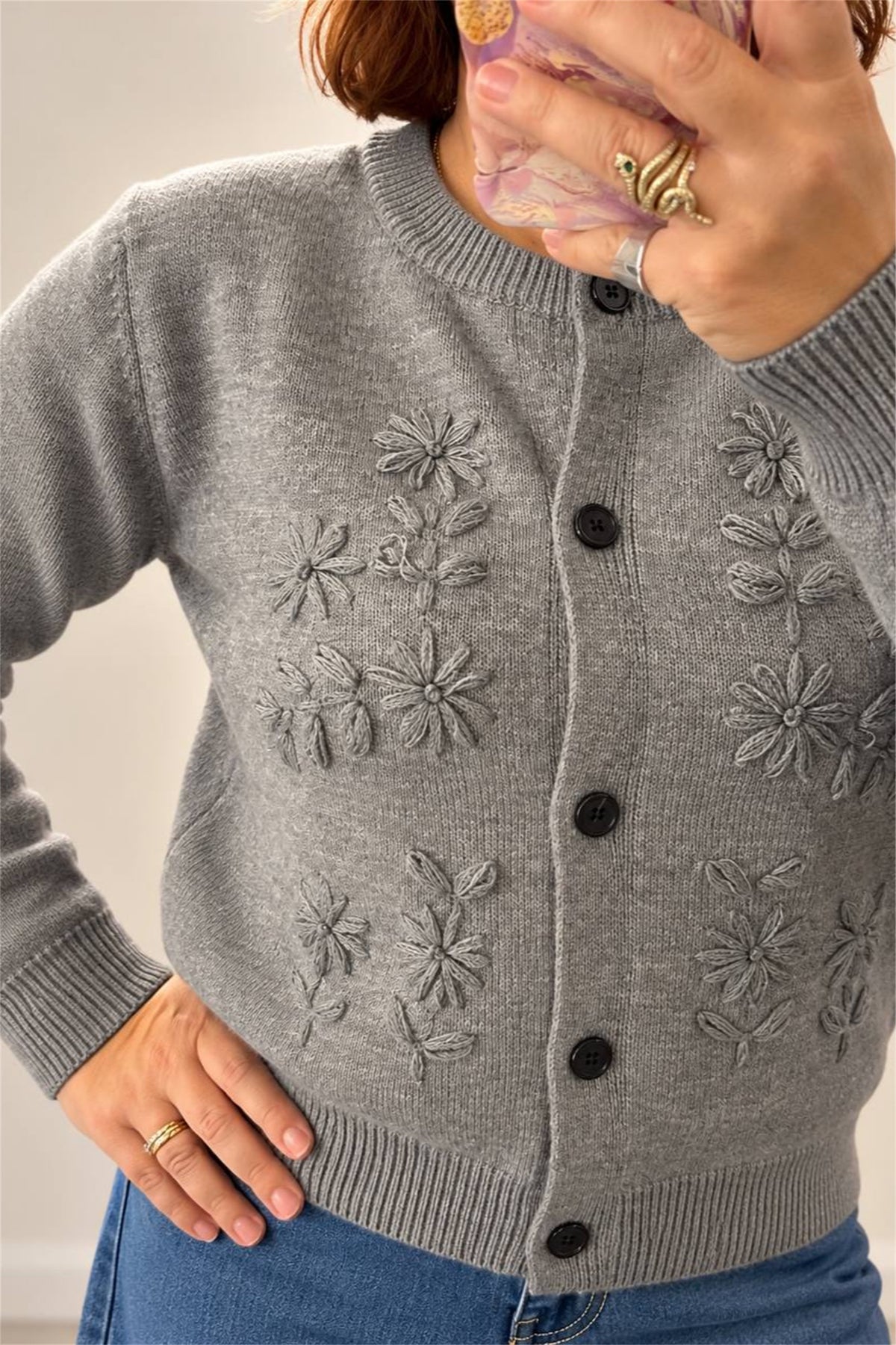 Cardigan grigio con fiori ricamati, primo piano del ricamo e dei bottoni