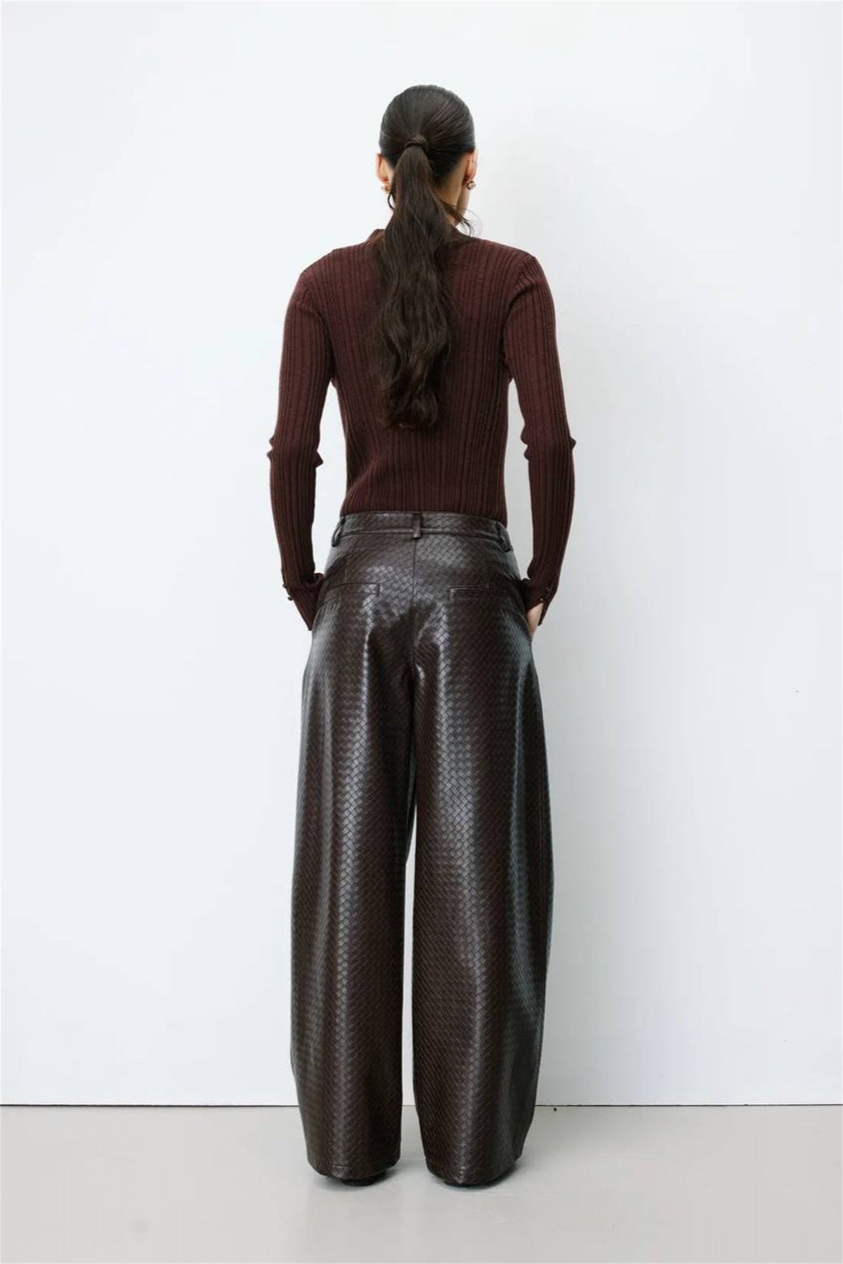 Pantalone in ecopelle intrecciata cioccolato indossato, vista retro