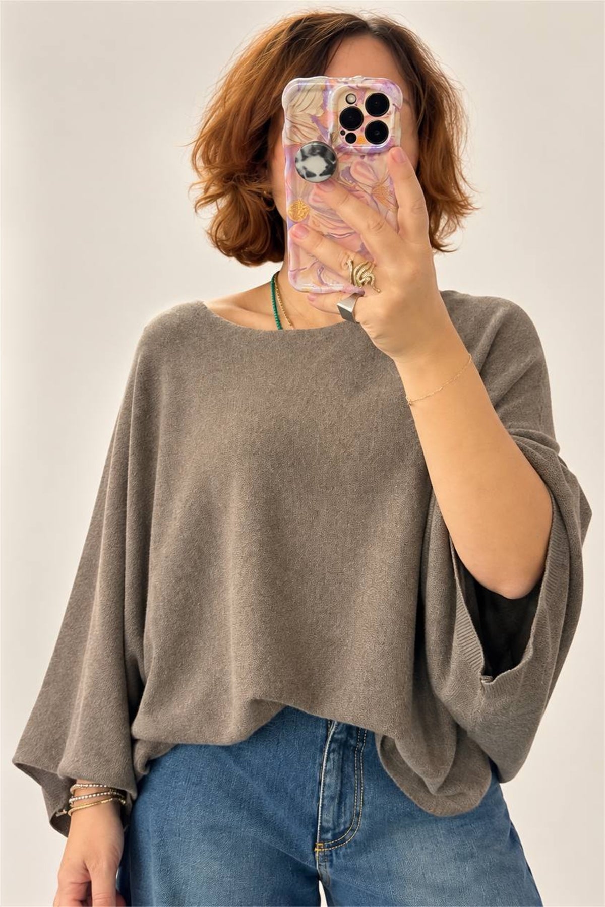 Maglia tortora indossata, vista ravvicinata scollo e tessuto