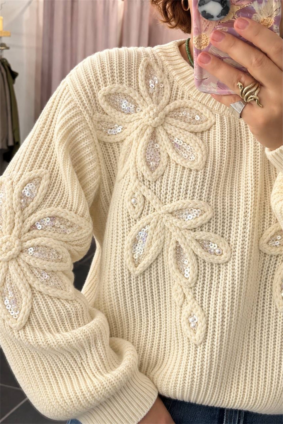 Dettaglio ricamo floreale con paillettes sulla maglia Kaos panna