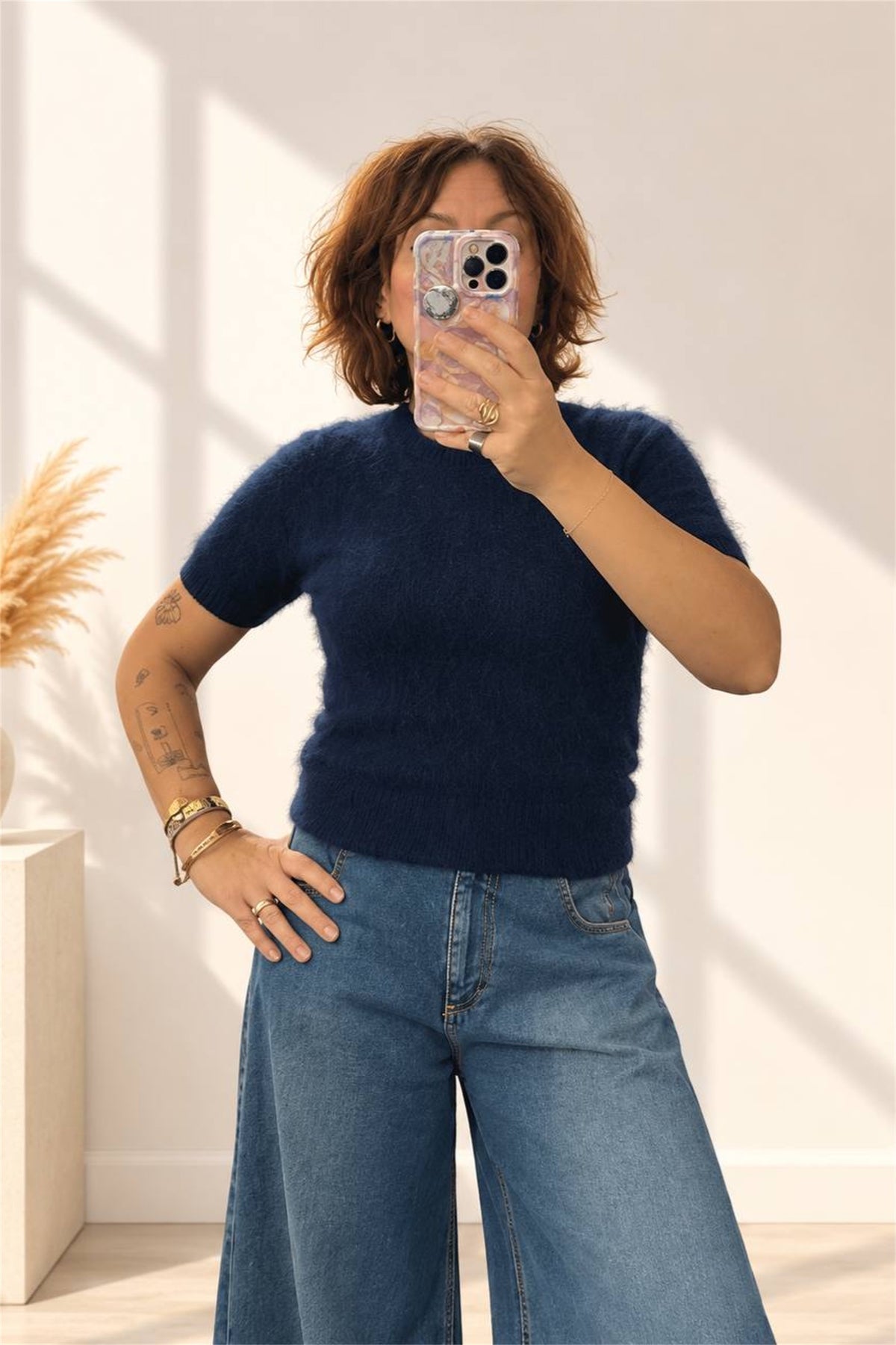 Vista frontale ravvicinata della maglia blu abbinata a jeans