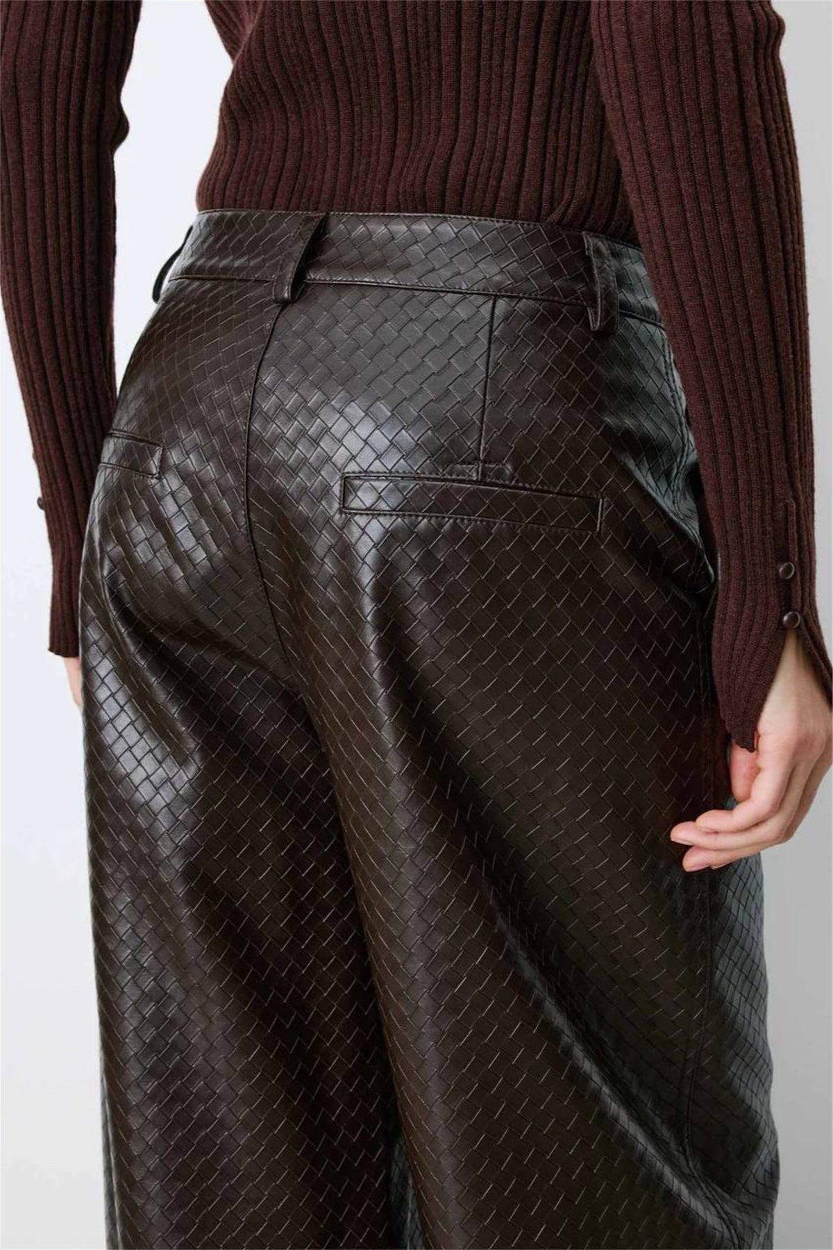 Dettaglio delle tasche posteriori e della texture intrecciata